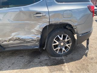 2021 GMC Acadia FWD SLE - Primary Damage Straight On Image